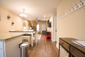 Interior - Rustic Retreat 3Bed/3Ba Walk In Quiet Close to Lake TaneyComo & The Landing (Branson)