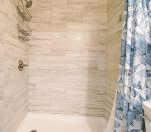 Douche, serviettes fournies, papier de toilette