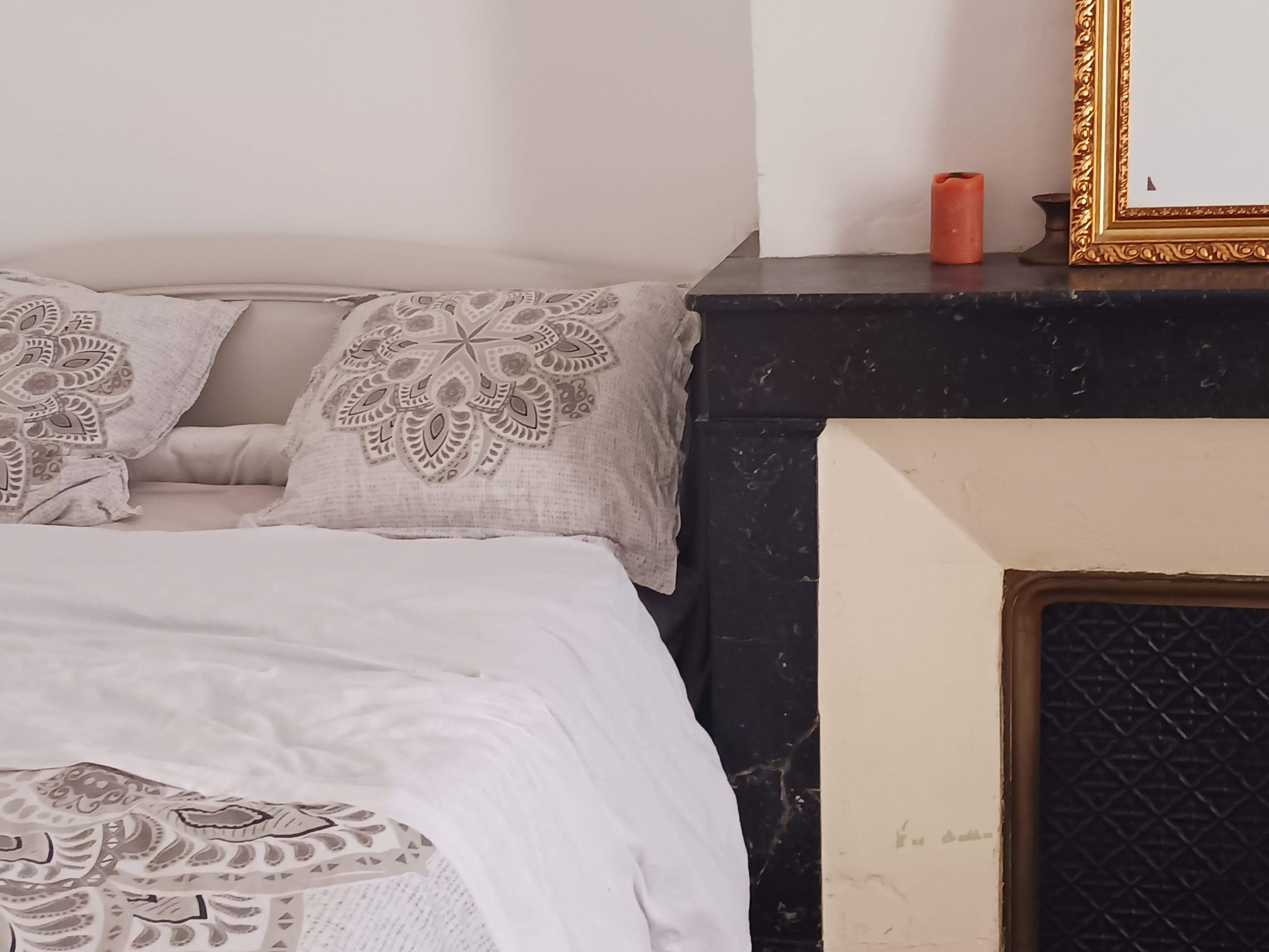 2 chambres, bureau, fer et planche à repasser, lit parapluie