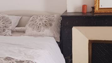 2 chambres, bureau, fer et planche Ă repasser, lit parapluie