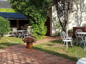 Outdoor dining - Gîte Happy Senais 10 Pers 4Ch Shared Pool with 2 gites. Sancerre Wine village (CREZANCY EN SANCERRE)