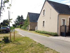 Exterior - Gîte Happy Senais 10 Pers 4Ch Shared Pool with 2 gites. Sancerre Wine village (CREZANCY EN SANCERRE)