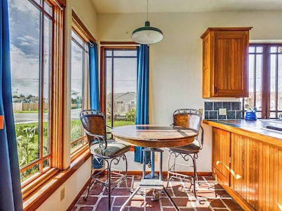 Skydeck ZigZag Suite - Cozy Digs, 1st Fl, Dog / Pet Friendly!
