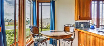 Skydeck ZigZag Suite - Cozy Digs, 1st Fl, Dog / Pet Friendly!