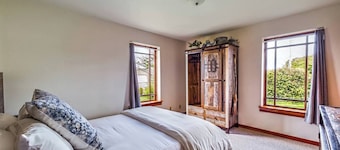 Skydeck ZigZag Suite - Cozy Digs, 1st Fl, Dog / Pet Friendly!