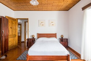 2 chambres, bureau, fer et planche à repasser, accès à Internet