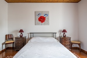 2 slaapkamers, een bureau, een strijkplank/strijkijzer, internet