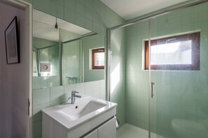 Douche, séchoir à cheveux, serviettes fournies