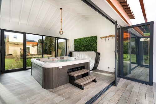 São Brás Luxury Home | Jacuzzi & Garden
