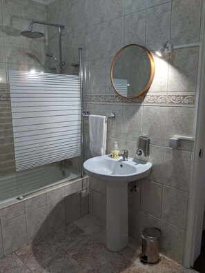 Bathtub, hair dryer, towels - Casa Verde e Dourada - Heart of Furnas (Furnas)