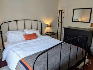 2 habitaciones, escritorio, tabla de planchar con plancha y internet 