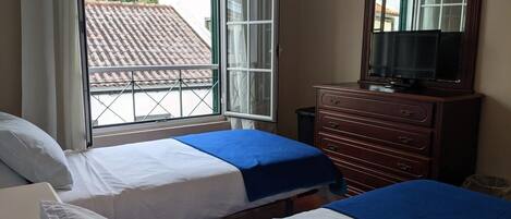 2 chambres, fer et planche Ă repasser, accĂšs Ă Internet, literie fournie