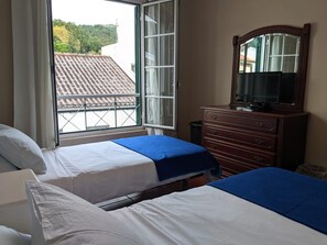 2 habitaciones, escritorio, tabla de planchar con plancha y internet 