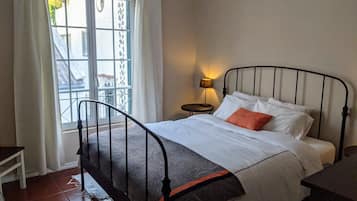 2 slaapkamers, een bureau, een strijkplank/strijkijzer, internet