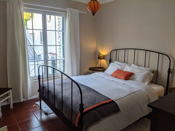 2 chambres, bureau, fer et planche à repasser, accès à Internet