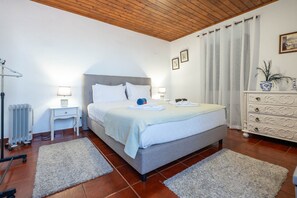 1 habitación, escritorio, tabla de planchar con plancha y internet 