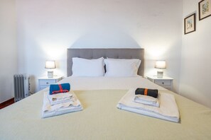 1 chambre, bureau, fer et planche à repasser, accès Internet