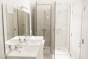 Tina, secadora de cabello, toallas 