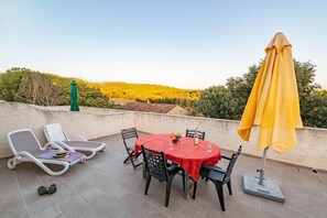 تناول الطعام بالخارج