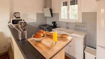 Een koelkast, een microgolfoven, een oven, een kookplaat