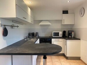 Fridge, microwave, oven, stovetop - Villa 4**** -Ty-Vran-Internal swimming pool-50 meters from the beach. (Kerlouan)