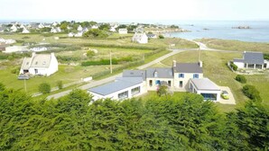 Una zona residenziale sul lungomare, con case, una strada e vista sul mare.