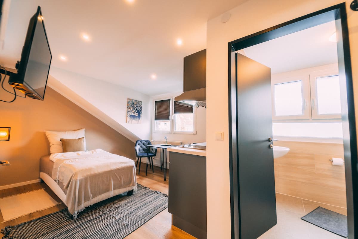 1 habitación, escritorio y espacio para trabajar con laptop