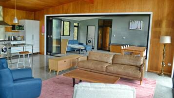 Een televisie en een open haard