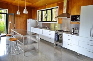 Fridge, microwave, oven, stovetop - Wi-Fi* Linen Included* Open Plan Living* BBQ* Pet Friendly (Arakoon)