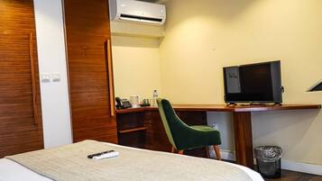 Chambre Classique, vue ville | Coffres-forts dans les chambres, bureau