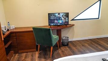 Classic-Zimmer, Stadtblick | Zimmersafe, Schreibtisch, laptopgeeigneter Arbeitsplatz