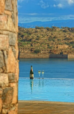 Pool - 6 bedrooms villa next to the beach  sleeps 12 (Plaka)
