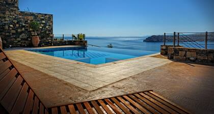 6 bedrooms villa next to the beach sleeps 12