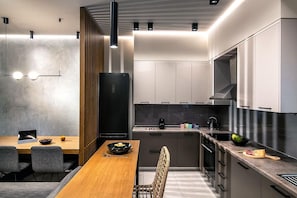 Réfrigérateur, four à micro-ondes, un four, surface de cuisson