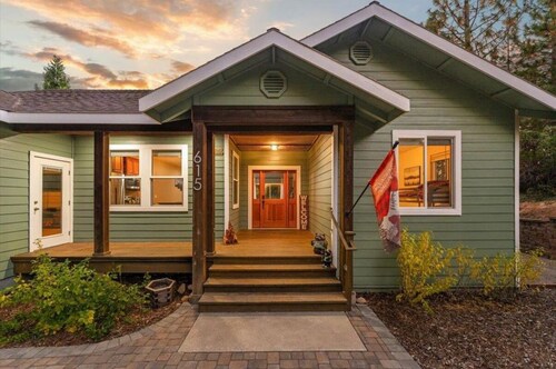 Bearadise Lodge - Mount Shasta - Now with a Hot Tub & Air Conditioning!