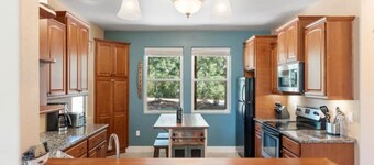 Bearadise Lodge - Mount Shasta - Now with a Hot Tub & Air Conditioning!