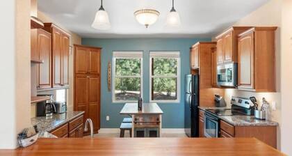 Bearadise Lodge - Mount Shasta - Now with a Hot Tub & Air Conditioning!