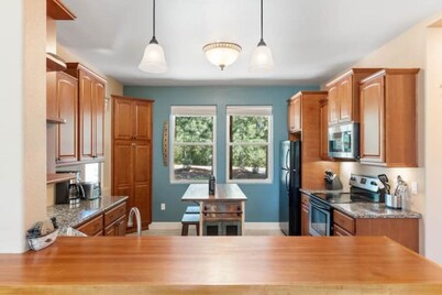 Bearadise Lodge - Mount Shasta - Now with a Hot Tub & Air Conditioning!