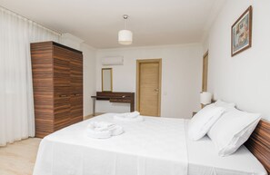 5 bedrooms, desk, travel crib, WiFi