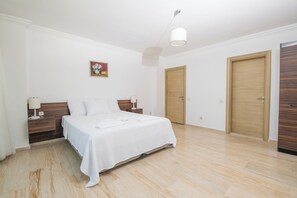5 slaapkamers, een bureau, reisbedje, wifi