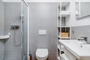 Douche, serviettes fournies, savon, papier de toilette