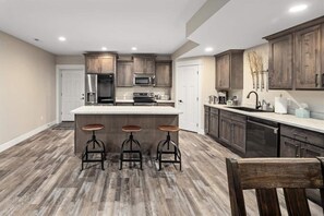 Een koelkast, een microgolfoven, een oven, een kookplaat