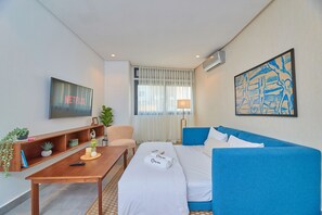 Leilighet – royal | Oppholdsomr åde | En 46-tommers smart-TV med Parabol-TV samt TV