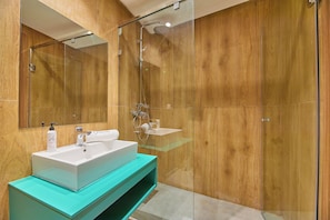 Superior Apartment | Bathroom | Shower, rainfall showerhead, hair dryer, towels