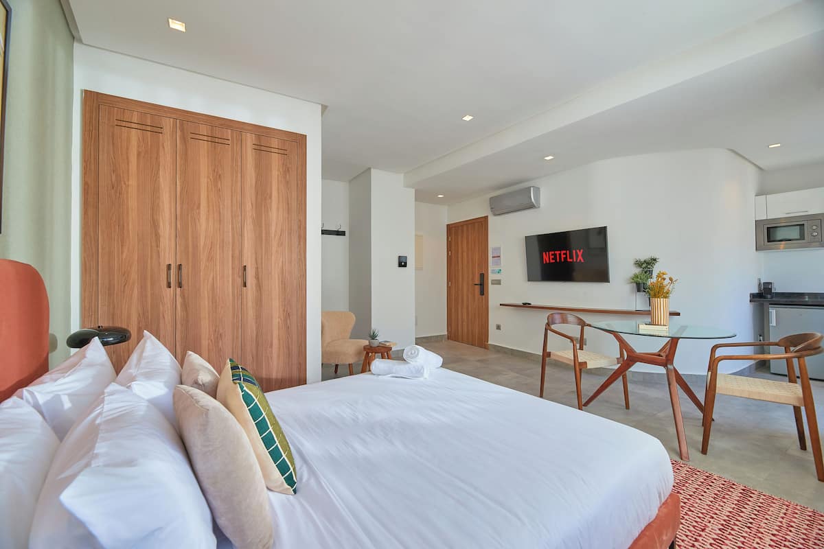 Design Suite | 1 bedroom, soundproofing, iron/ironing board, free WiFi