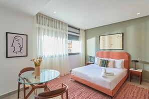 Suite – design | Lydisolert, strykejern/-brett og barnesenger (inkludert)