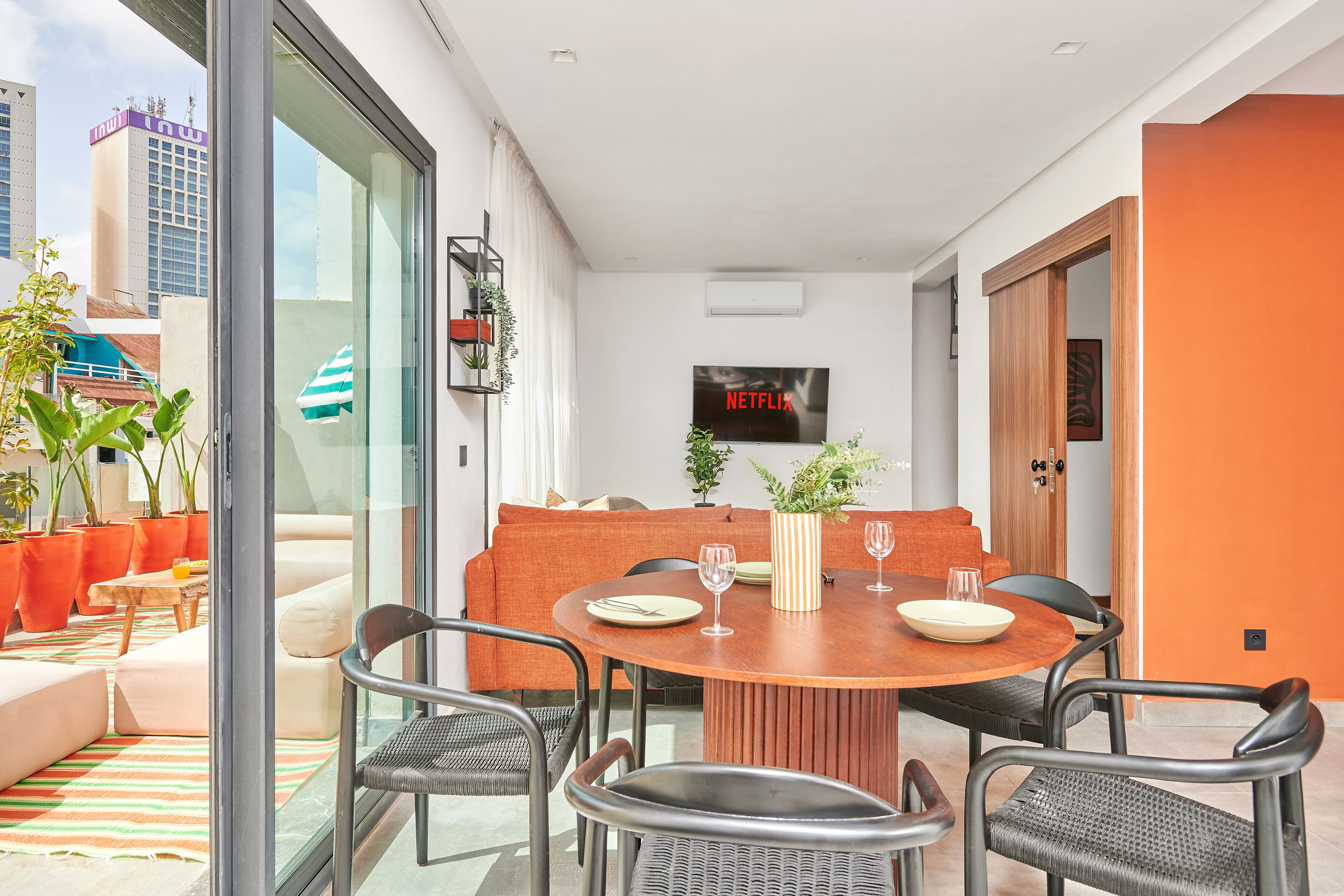 Penthouse Panoramique | Coin séjour | TV connectée de 46 pouces avec chaînes par satellite, télévision