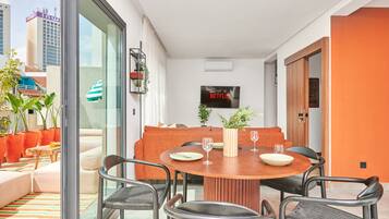 Penthouse Panoramique | Coin séjour | TV connectée de 46 pouces avec chaînes par satellite, télévision