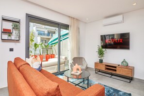 Penthouse có tầm nhìn toàn cảnh | Khu phòng khách | Smart TV 46-inch có truyền hình vệ tinh, TV