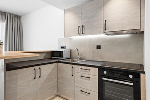 Design-Apartment, Poolzugang, Erdgeschoss | Eigene Küche | Kühlschrank, Mikrowelle, Ofen, Herdplatte